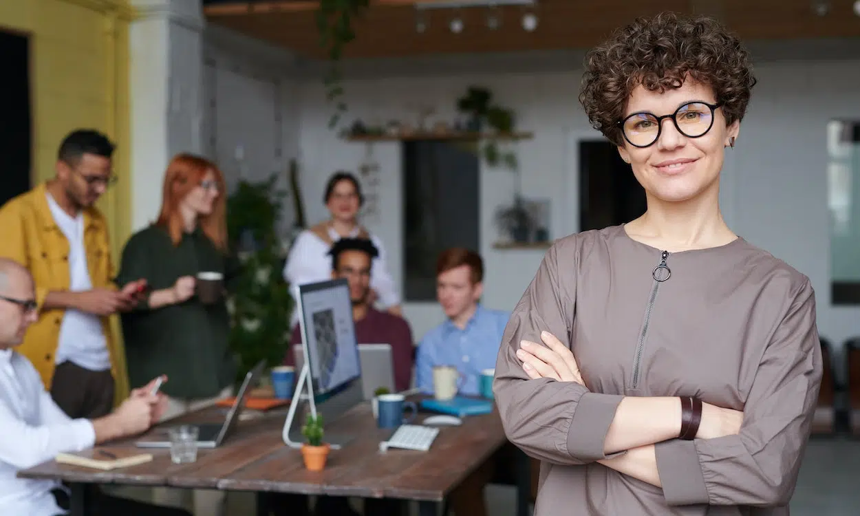 Mulher mostrando o que é liderança e estratégias de liderança dentro da organização