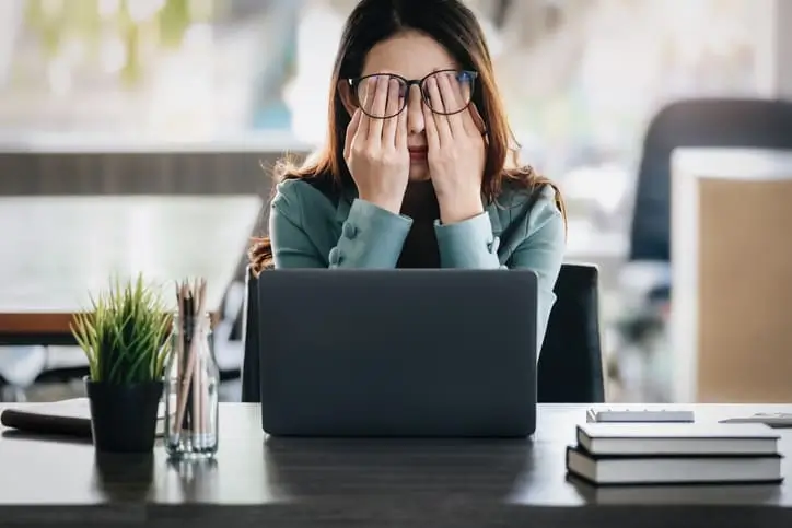 Colaboradora com estresse em uma empresa com alta rotatividade de funcionários
