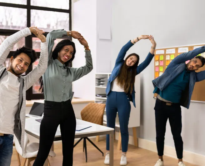 Equipe em atendimento de orientação física para empresas