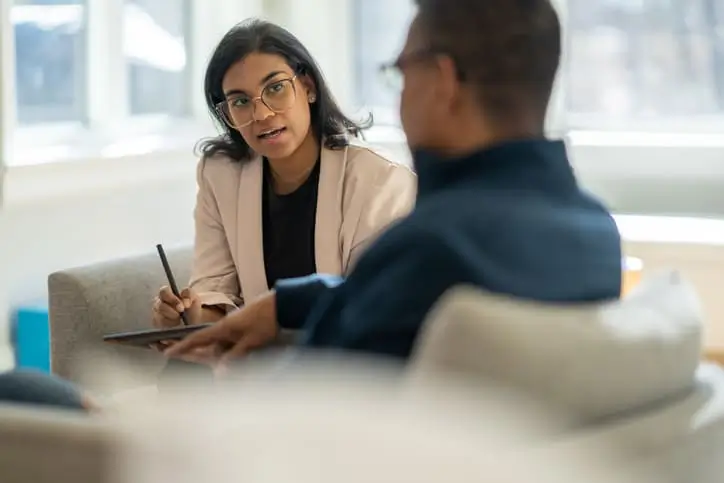 Profissional de RH aplicando avaliação psicológica em entrevista