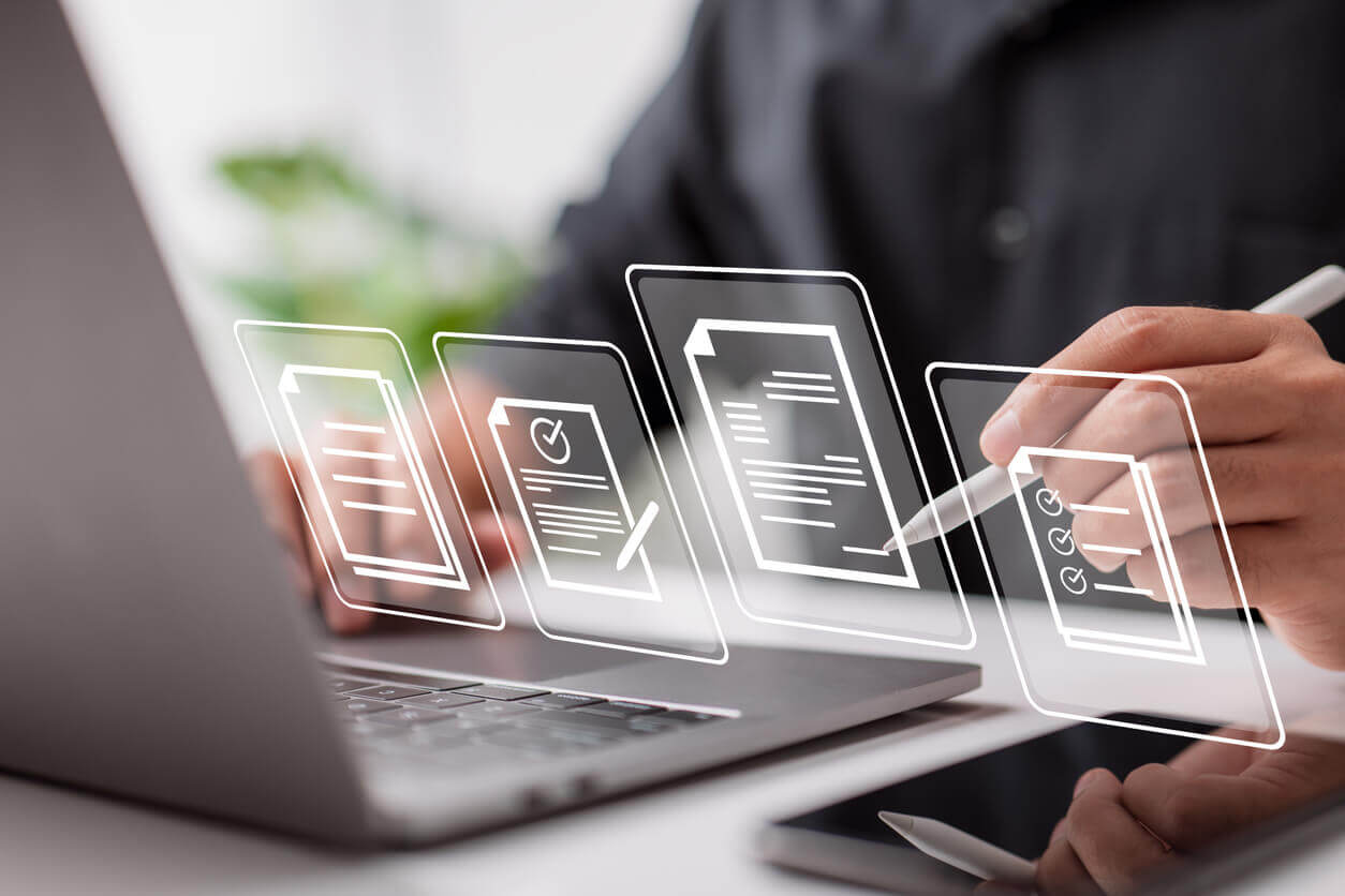 Pessoa utilizando notebook com ícones digitais de documentos e checklists, representando a importância da conformidade com a NR-1 e da digitalização de processos para evitar multas e riscos à reputação da empresa.