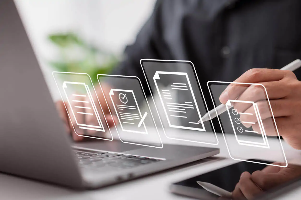 Pessoa utilizando notebook com ícones digitais de documentos e checklists, representando a importância da conformidade com a NR-1 e da digitalização de processos para evitar multas e riscos à reputação da empresa.