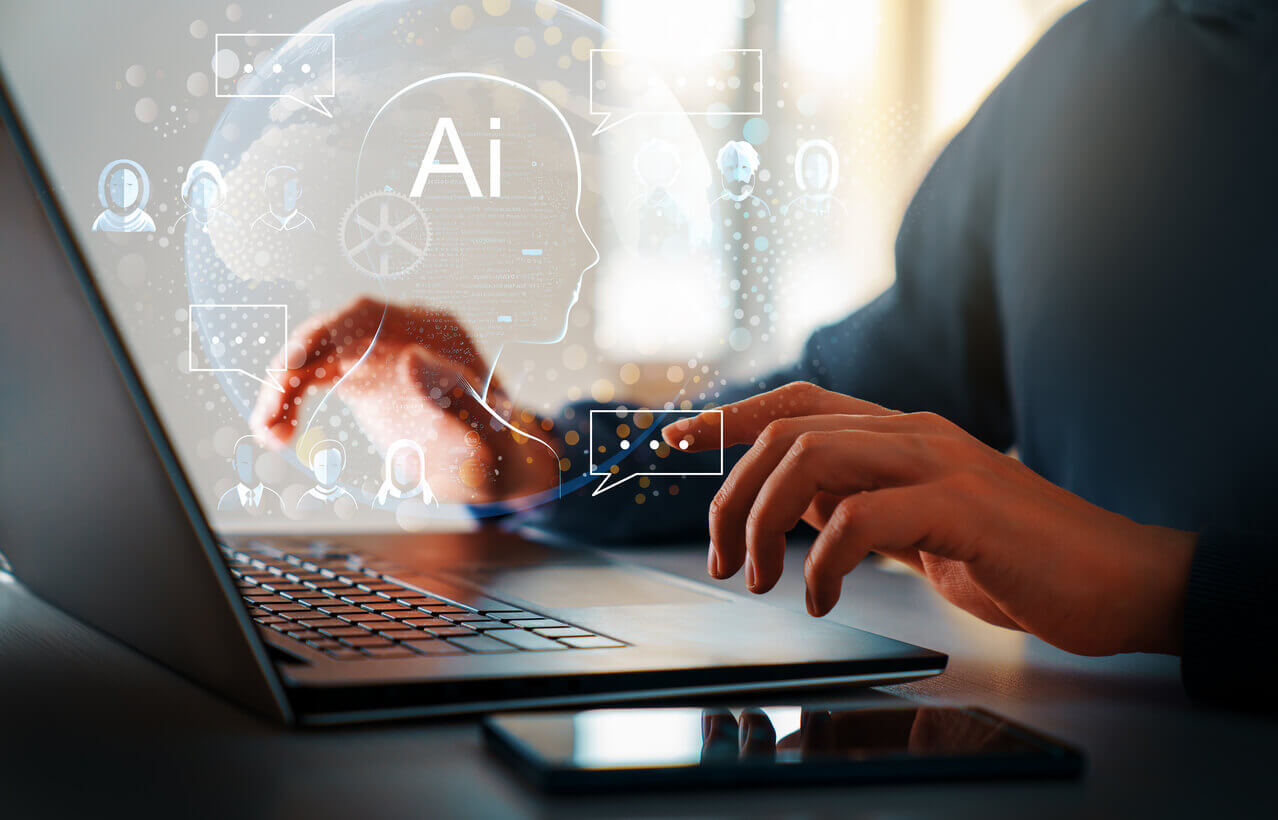 Profissional digitando em notebook com holograma de inteligência artificial aplicado ao RH