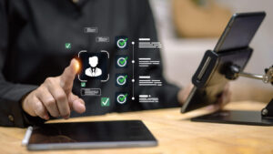 Pessoa utilizando recursos digitais para avaliar indicadores e selecionar colaboradores, representando o uso de tecnologia para aprimorar o desempenho de fim de ano.