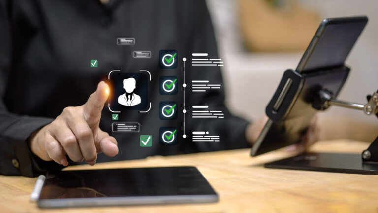 Pessoa utilizando recursos digitais para avaliar indicadores e selecionar colaboradores, representando o uso de tecnologia para aprimorar o desempenho de fim de ano.